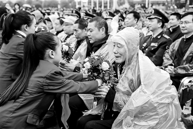 千萬(wàn)里，我們追尋著(zhù)您