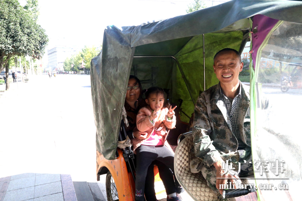 02.jpg 中國退役軍人張明洪:三輪車(chē)蹬出的幸福生活和無(wú)愧人生-云南能投軍創(chuàng )產(chǎn)業(yè)投資有限公司