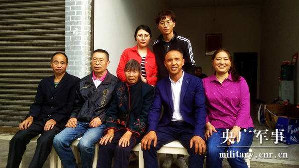 06.jpg 中國退役軍人張明洪:三輪車(chē)蹬出的幸福生活和無(wú)愧人生-云南能投軍創(chuàng )產(chǎn)業(yè)投資有限公司