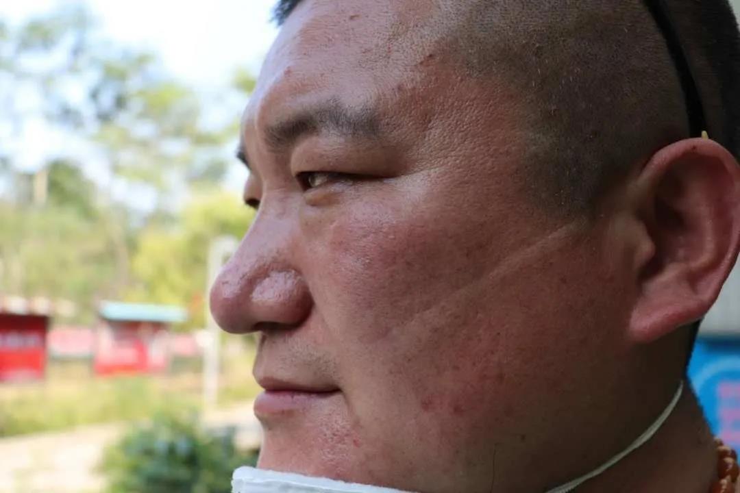 一張臉占據《人民日報》一整版，這人啥來(lái)頭？