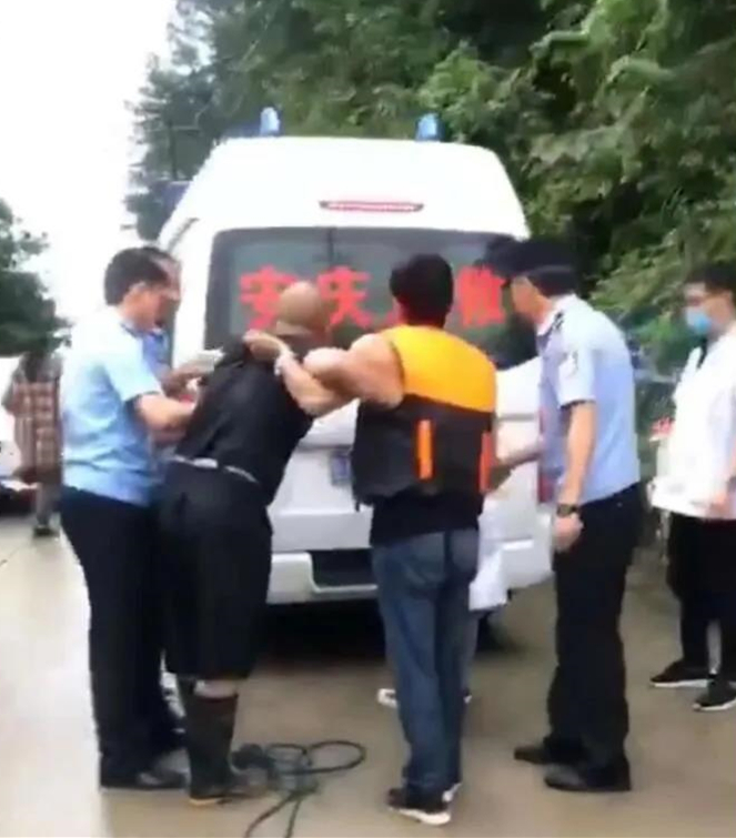 退伍不褪色！80后退役軍人勇救落水司機