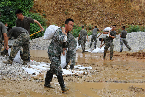陸軍第71集團軍200余名退伍老兵主動(dòng)歸隊戰洪魔
