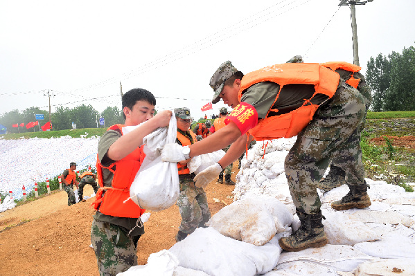 陸軍第71集團軍200余名退伍老兵主動(dòng)歸隊戰洪魔