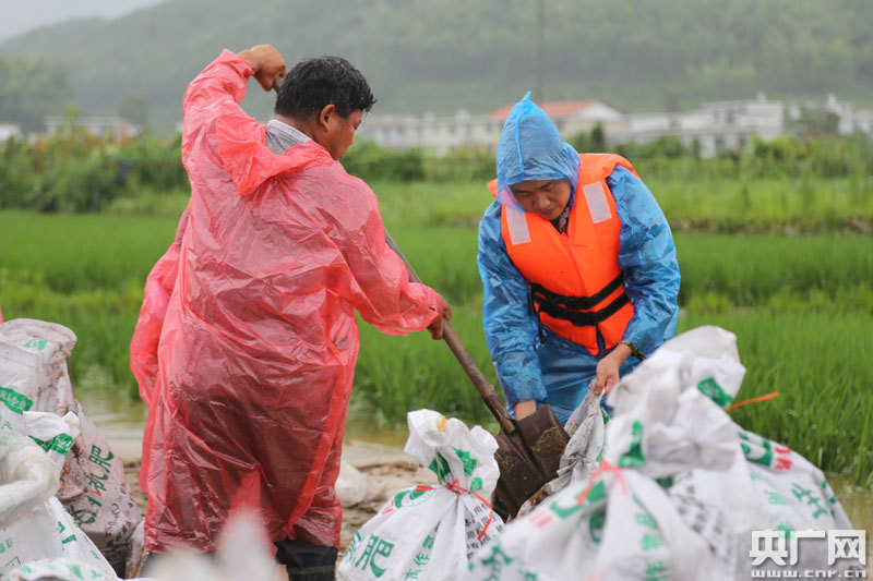 李壽來(lái)：才下軍旅前哨，又上脫貧一線(xiàn)