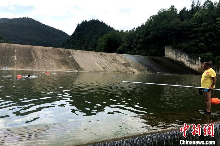 退伍軍人甘當義務(wù)救生員 十年救起多名溺水者-云南能投軍創(chuàng  )產(chǎn)業(yè)投資有限公司