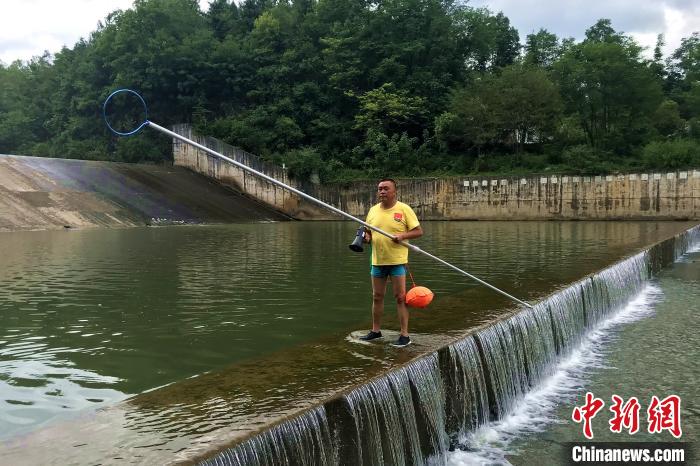 退伍軍人甘當義務(wù)救生員 十年救起多名溺水者-云南能投軍創(chuàng  )產(chǎn)業(yè)投資有限公司