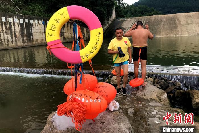 退伍軍人甘當義務(wù)救生員 十年救起多名溺水者-云南能投軍創(chuàng  )產(chǎn)業(yè)投資有限公司