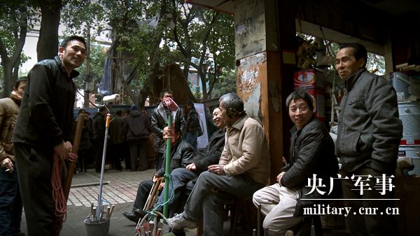 何苦：走進(jìn)山城“棒棒軍”，記錄負重前行的力量-云南能投軍創(chuàng  )產(chǎn)業(yè)投資有限公司