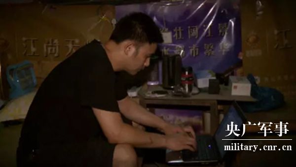 何苦：走進(jìn)山城“棒棒軍”，記錄負重前行的力量-云南能投軍創(chuàng  )產(chǎn)業(yè)投資有限公司