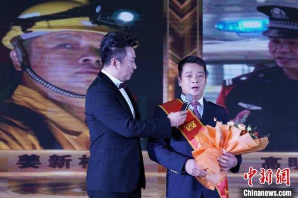 退伍老兵變身“技術(shù)達人” 發(fā)明避雷設備保障動(dòng)車(chē)行車(chē)安全