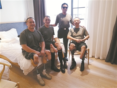 云南省退役軍人關(guān)愛(ài)基金會(huì )牽線(xiàn)社會(huì )力量為退役軍人辦實(shí)事傷殘老兵喜獲新年禮在保衛邊疆戰斗中失去雙腿的一級傷殘軍人吳長(cháng)軍裝上更適體的假肢