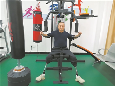 云南省退役軍人關(guān)愛(ài)基金會(huì )牽線(xiàn)社會(huì )力量為退役軍人辦實(shí)事傷殘老兵喜獲新年禮在保衛邊疆戰斗中失去雙腿的一級傷殘軍人吳長(cháng)軍裝上更適體的假肢