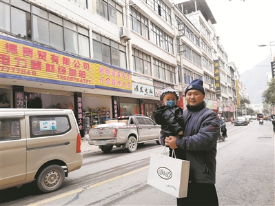 云南省退役軍人關(guān)愛(ài)基金會(huì )牽線(xiàn)社會(huì )力量為退役軍人辦實(shí)事傷殘老兵喜獲新年禮在保衛邊疆戰斗中失去雙腿的一級傷殘軍人吳長(cháng)軍裝上更適體的假肢