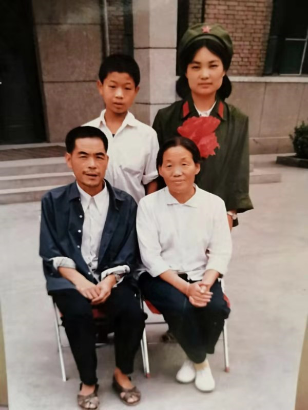 劉亞玲：“戰地女神”自主擇業(yè)，回到家鄉農村當“村醫”-云南能投軍創(chuàng  )產(chǎn)業(yè)投資有限公司