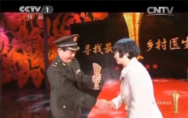 劉亞玲：“戰地女神”自主擇業(yè)，回到家鄉農村當“村醫”-云南能投軍創(chuàng  )產(chǎn)業(yè)投資有限公司