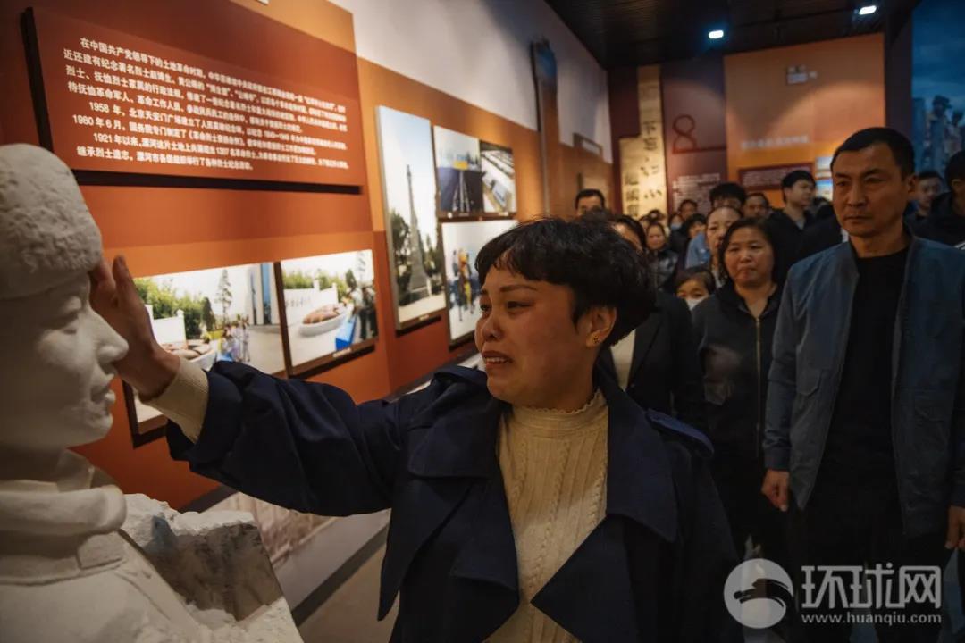 樸素的感動(dòng)！在王焯冉烈士墓前，我們遇到了他們……-云南能投軍創(chuàng  )產(chǎn)業(yè)投資有限公司