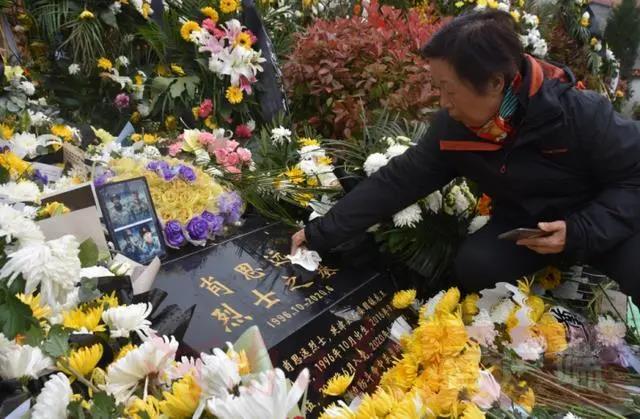 為國捐軀，國人銘記！數萬(wàn)群眾赴延津祭奠戍邊英烈肖思遠-云南能投軍創(chuàng  )產(chǎn)業(yè)投資有限公司