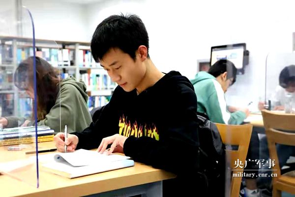 07.jpg 趙佳樂(lè ):一位大學(xué)生士兵退伍返校的960天-云南能投軍創(chuàng )產(chǎn)業(yè)投資有限公司