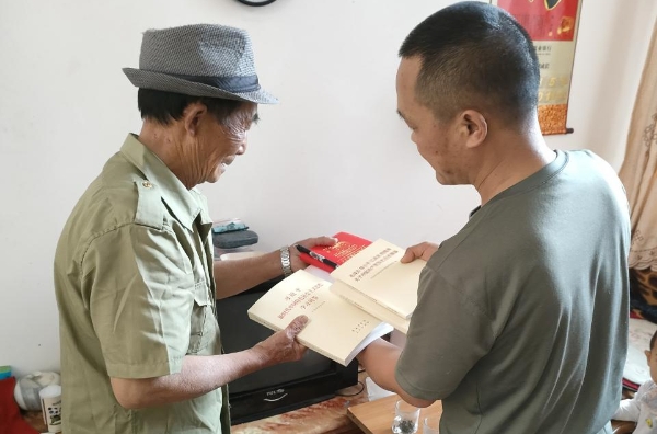 黨史學(xué)習教育 | 昌寧縣退役軍人事務(wù)局為軍休干部送黨史學(xué)習教育讀本-云南能投軍創(chuàng  )產(chǎn)業(yè)投資有限公司