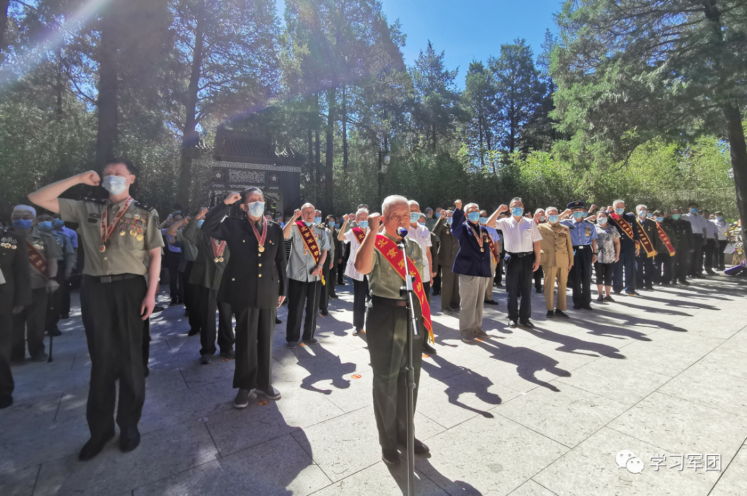 賡續紅色血脈 汲取奮進(jìn)力量 北京市百名軍隊離休退休干部黨員參加重溫入黨誓詞活動(dòng)