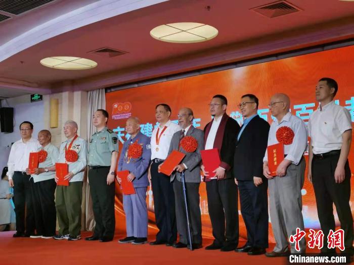 上海百位百歲老戰士獲贈紅色文化傳承紀念餐瓷