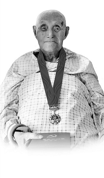 11.jpg 九十年黨齡老兵張力雄一生最自豪的事—— 跟著(zhù)共產(chǎn)黨走到底-云南能投軍創(chuàng )產(chǎn)業(yè)投資有限公司