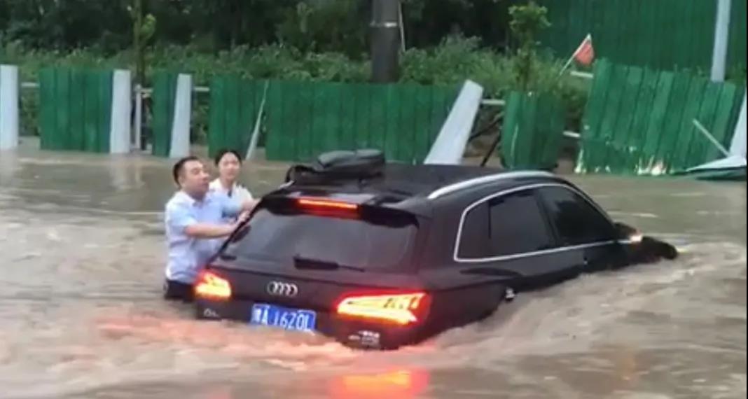 退役不褪色，暴雨中，這些退役軍人真給力-云南能投軍創(chuàng  )產(chǎn)業(yè)投資有限公司