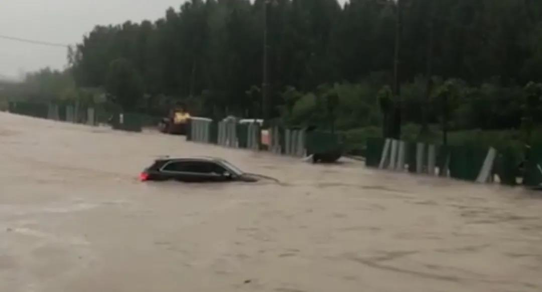 退役不褪色，暴雨中，這些退役軍人真給力-云南能投軍創(chuàng  )產(chǎn)業(yè)投資有限公司