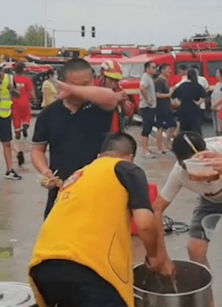 退役不褪色，暴雨中，這些退役軍人真給力-云南能投軍創(chuàng  )產(chǎn)業(yè)投資有限公司