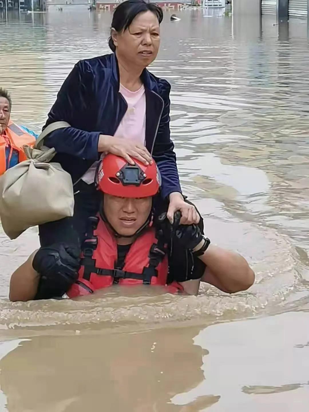 退役不褪色，暴雨中，這些退役軍人真給力-云南能投軍創(chuàng  )產(chǎn)業(yè)投資有限公司