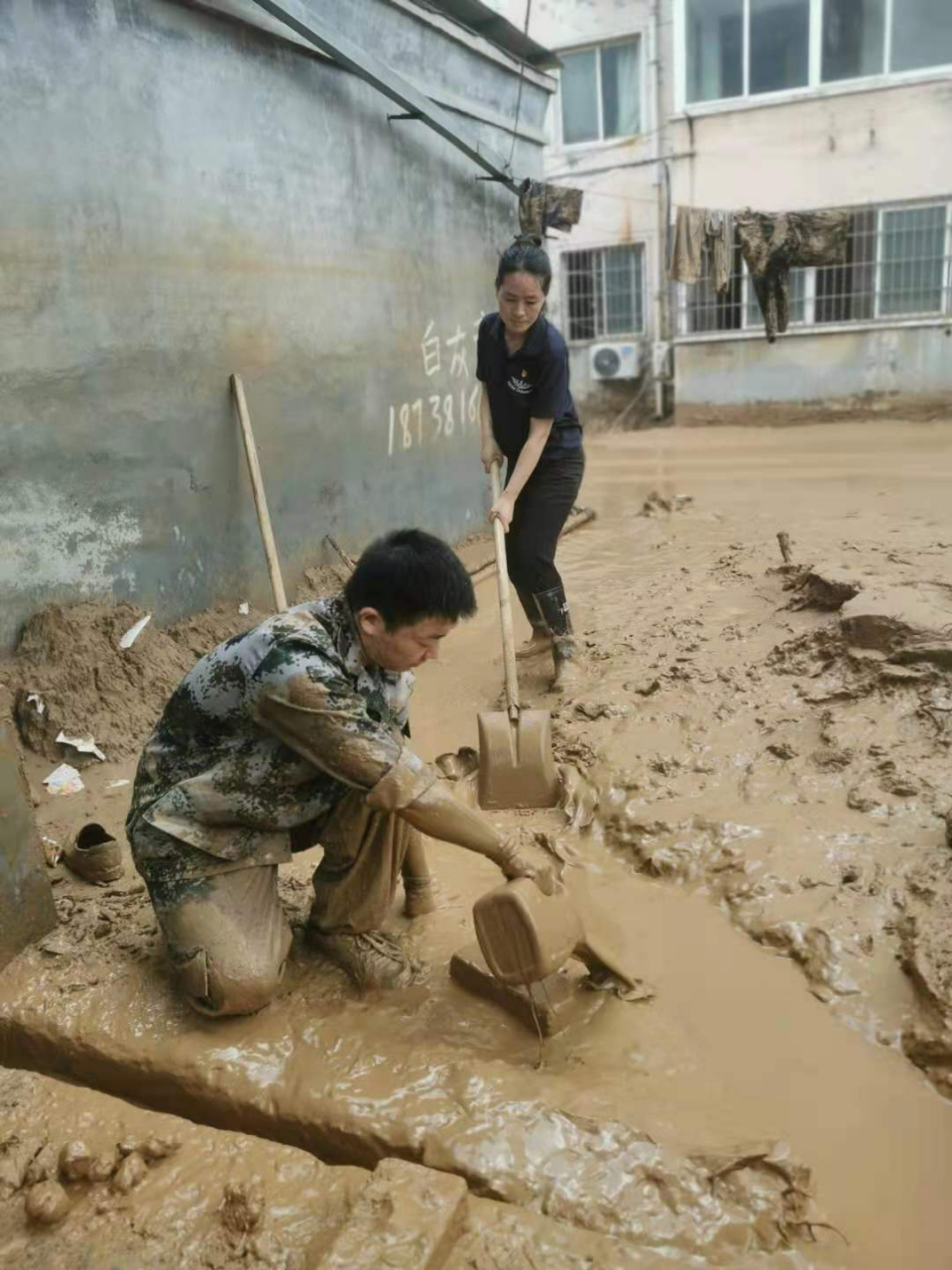退役不褪色，暴雨中，這些退役軍人真給力-云南能投軍創(chuàng  )產(chǎn)業(yè)投資有限公司