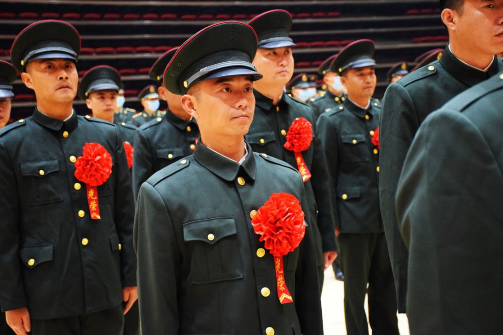 告別軍旗！戰略支援部隊某部舉行士兵退役儀式-云南能投軍創(chuàng  )產(chǎn)業(yè)投資有限公司
