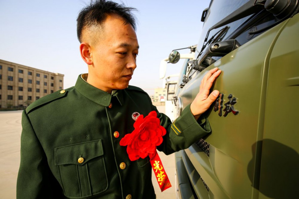 退伍老兵的最后堅守：卸下肩章 卻沒(méi)有卸下責任