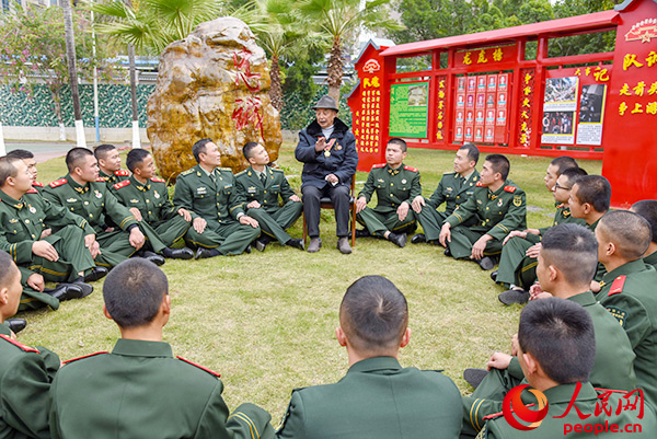 抗美援朝志愿軍老兵進(jìn)軍營(yíng)，兩代軍人話(huà)初心