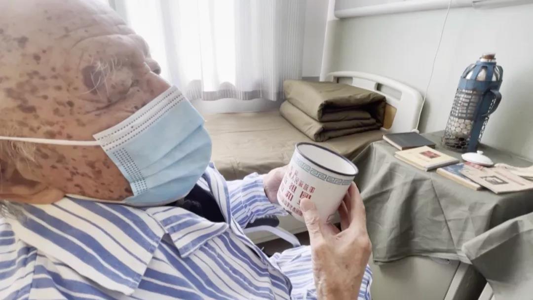 搪瓷缸、軍大衣……病房變“營(yíng)房” 只為喚醒他們的記憶