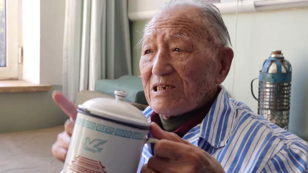 搪瓷缸、軍大衣……病房變“營(yíng)房” 只為喚醒他們的記憶