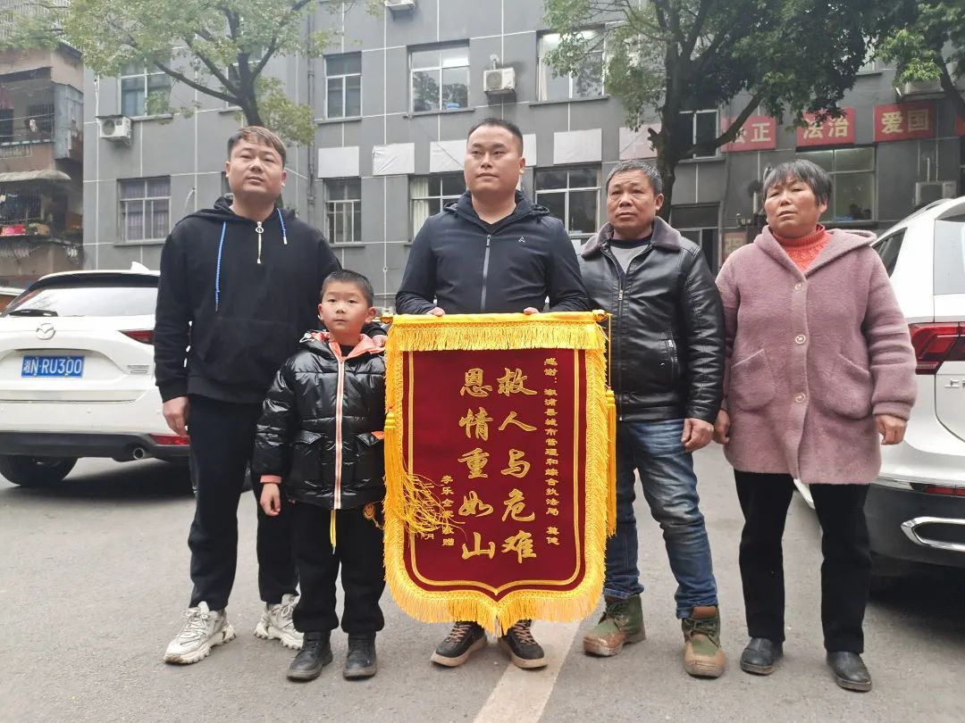 點(diǎn)贊！退役軍人跳入河中救出5歲兒童