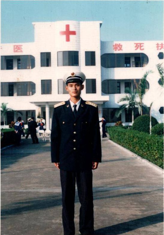 平凡崗位上發(fā)出耀眼的光！同事戰友追憶梅華明淚滿(mǎn)巾