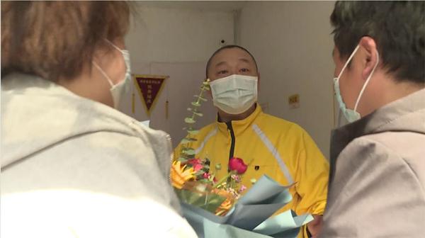 退伍不褪色！女孩跌入化糞池 外賣(mài)小哥出手救人