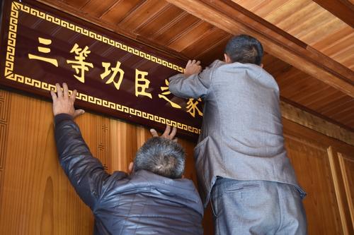 【工作簡(jiǎn)訊】騰沖市為立功受獎軍屬送喜報-云南能投軍創(chuàng  )產(chǎn)業(yè)投資有限公司