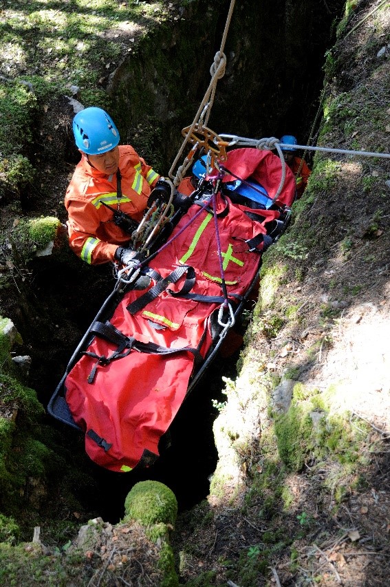 他在高山懸崖上“飛檐走壁”，營(yíng)救80多人-云南能投軍創(chuàng  )產(chǎn)業(yè)投資有限公司