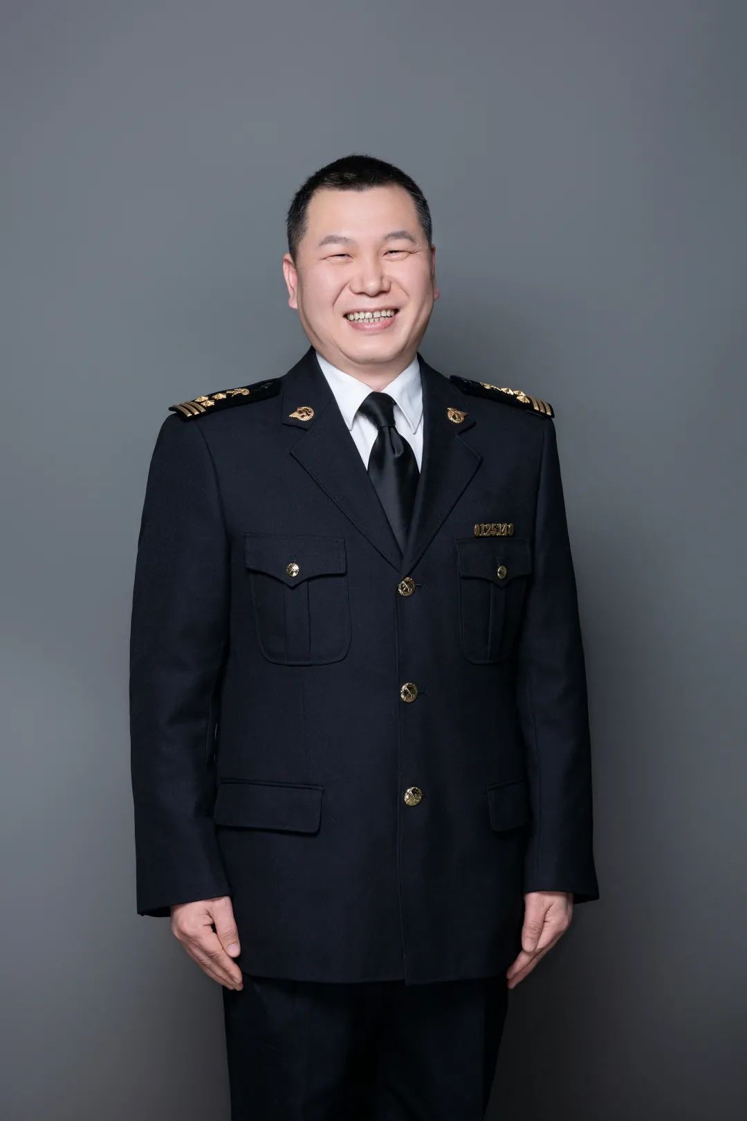 了不起的退役軍人丨40歲從軍醫“跨界”到海關(guān)，他竟還能年年拿第一！-云南能投軍創(chuàng  )產(chǎn)業(yè)投資有限公司