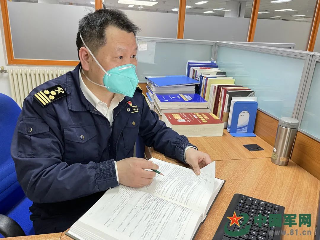 了不起的退役軍人丨40歲從軍醫“跨界”到海關(guān)，他竟還能年年拿第一！-云南能投軍創(chuàng  )產(chǎn)業(yè)投資有限公司