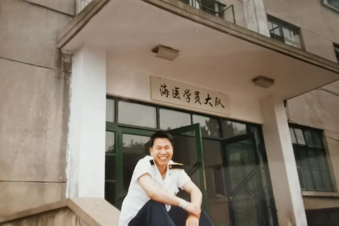 了不起的退役軍人丨40歲從軍醫“跨界”到海關(guān)，他竟還能年年拿第一！-云南能投軍創(chuàng  )產(chǎn)業(yè)投資有限公司