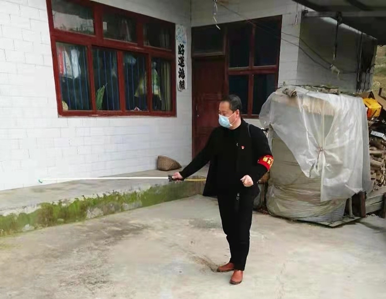 讓村民出行不再難！他全心全意為群眾安全出行服務(wù)-云南能投軍創(chuàng  )產(chǎn)業(yè)投資有限公司