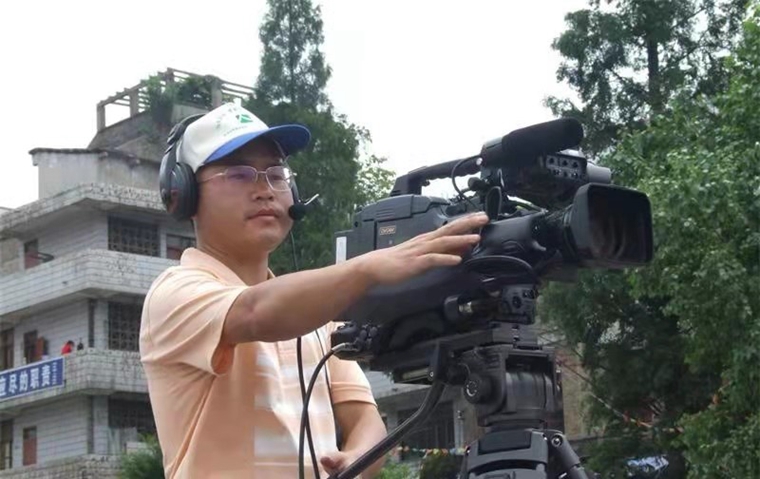 從扛鋼槍到扛攝像機，他用受傷的雙腿“跑”出900多期節目-云南能投軍創(chuàng  )產(chǎn)業(yè)投資有限公司