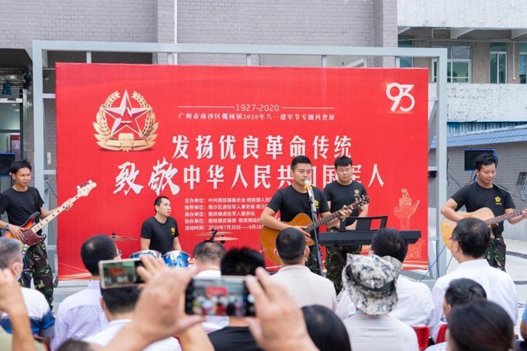 在紅凳子上唱“rap”，這波夢(mèng)幻聯(lián)動(dòng)亮了！