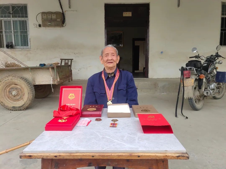 李德金：一顆“紅心”在他101歲的身體里，永遠發(fā)光-云南能投軍創(chuàng  )產(chǎn)業(yè)投資有限公司