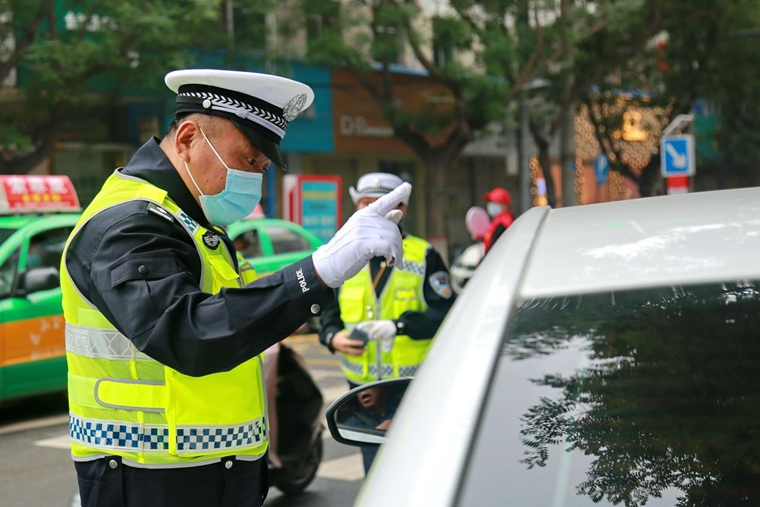 “網(wǎng)紅交警”趙旭東：“口罩臉”記錄下退役軍人的使命擔當-云南能投軍創(chuàng  )產(chǎn)業(yè)投資有限公司