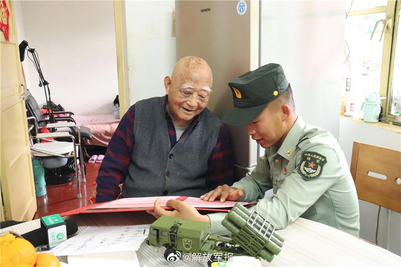 感動(dòng)！這場(chǎng)相聚讓“冰雕連”老戰士哽咽落淚